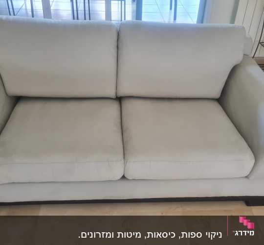 ספה אפורה נקייה בחדר מגורים